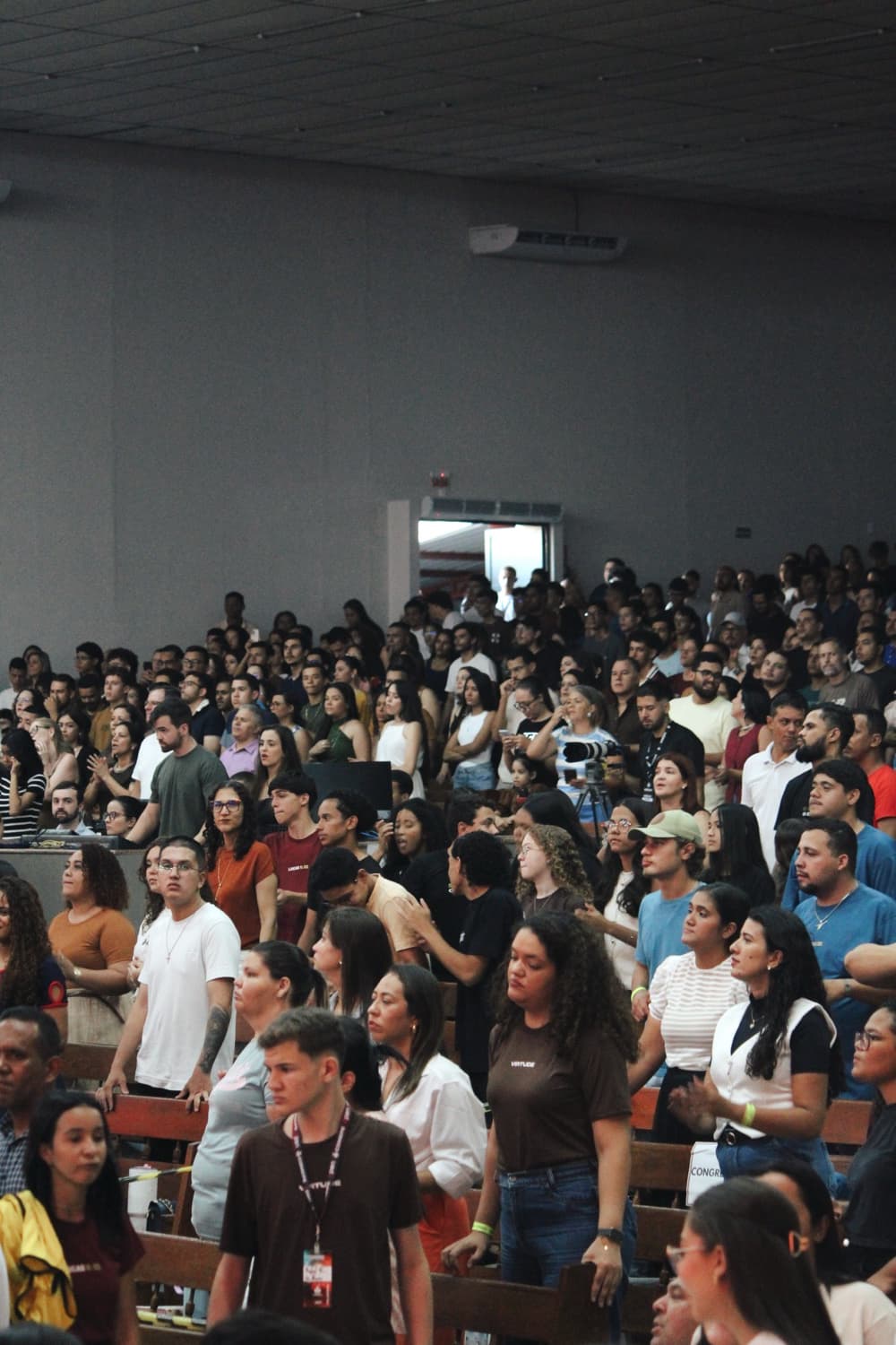 Comunidade reunida no culto
